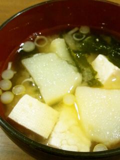 じゃがいもとわかめと豆腐のお味噌汁-レシピのメイン写真