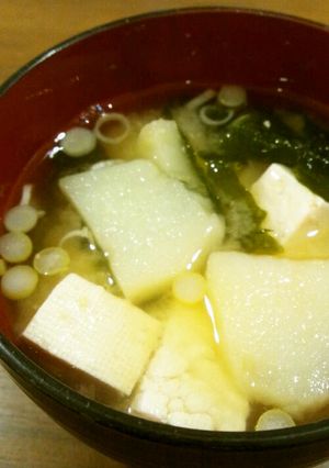 じゃがいもとわかめと豆腐のお味噌汁-レシピのメイン写真