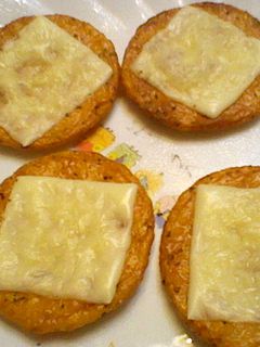 簡単すぎ!!こしょう煎餅のチーズ乗せ焼き-レシピのメイン写真