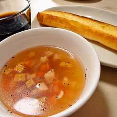 รูปของ 簡単基本の野菜コンソメスープ*