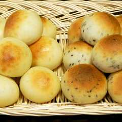 รูปของ まん丸ミニパン◎プルーン入りとゴマチーズ