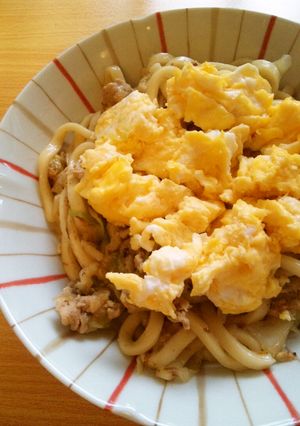 半熟たまごのせ♪ふっくら味しみ焼きうどん-レシピのメイン写真