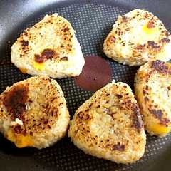 รูปของ チェダーがｉｎな焼きおにぎり