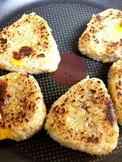 チェダーがinな焼きおにぎり-レシピのメイン写真