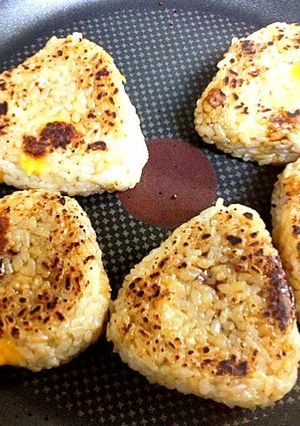 チェダーがｉｎな焼きおにぎり-レシピのメイン写真