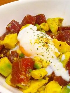 温たまのっけ♩漬けカツオとアボガド丼 -レシピのメイン写真