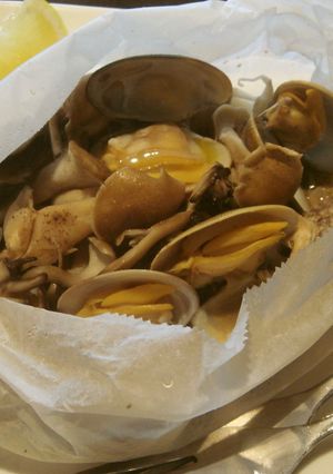 １０分ごちそう♪キノコとあさりの包み蒸し-レシピのメイン写真