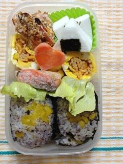 お弁当に♪ゆかりと沢庵のおにぎり-レシピのメイン写真