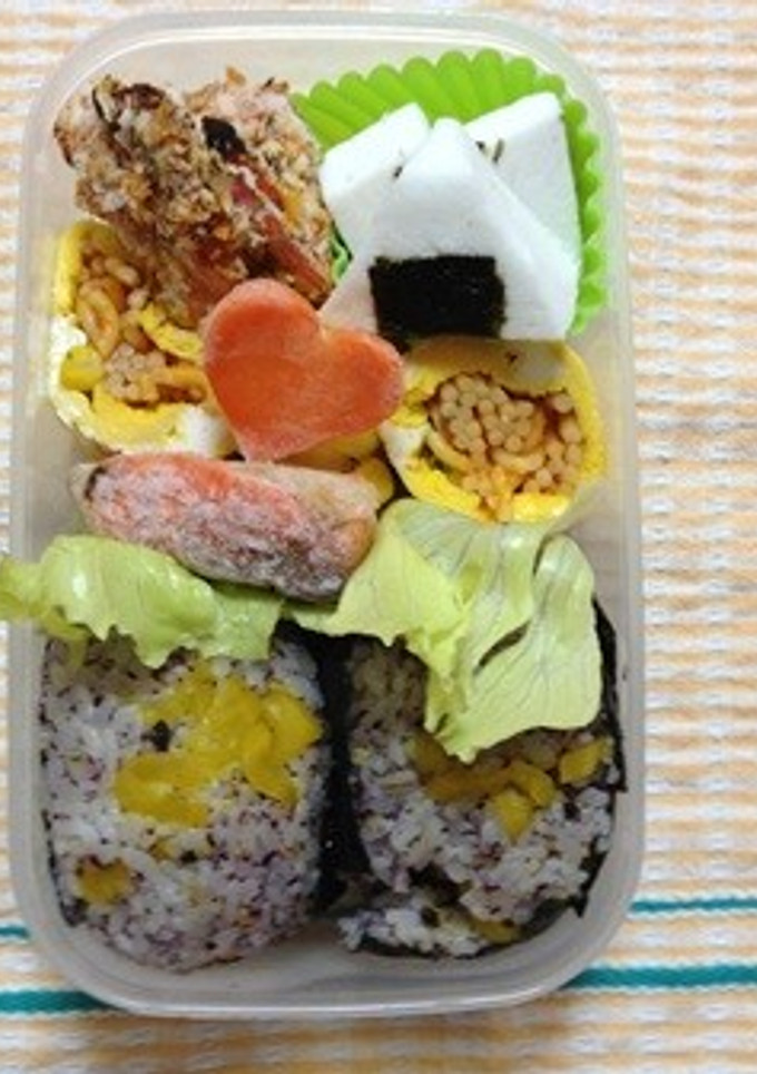 お弁当に♪ゆかりと沢庵のおにぎり-レシピのメイン写真