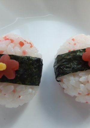 お弁当に♪カリカリ小梅de小花デコむすび-レシピのメイン写真