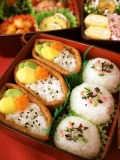 行楽弁当にも♪彩り稲荷寿司-レシピのメイン写真