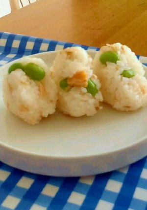 彩りかわいい♡鮭と枝豆のおにぎり♡-レシピのメイン写真