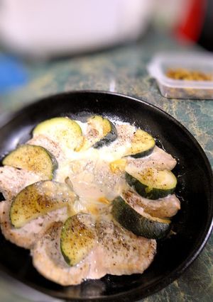 スキレットで☆豚肉とズッキーニの重ね焼き-レシピのメイン写真