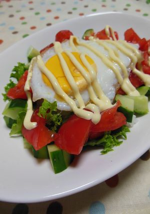 目玉焼きのせサラダ丼-レシピのメイン写真