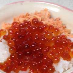 รูปของ 食べすぎ注意！甘めないくらの醤油漬け