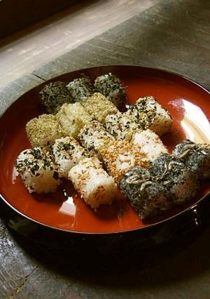ふりかけで５種類のごまむすび-レシピのメイン写真