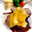骨付ラムの黒ビール仕立て 焼きチーズ添え