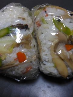 キノコとキャベツ炒め「おむすび」-レシピのメイン写真