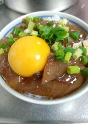 自家製ユッケのタレで作る海鮮ハマチ丼。-レシピのメイン写真