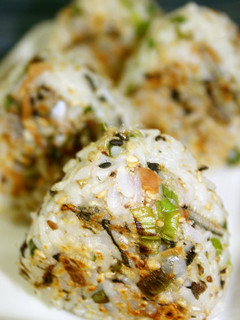 シシャモ・青ネギ・梅の焼きおにぎり-レシピのメイン写真