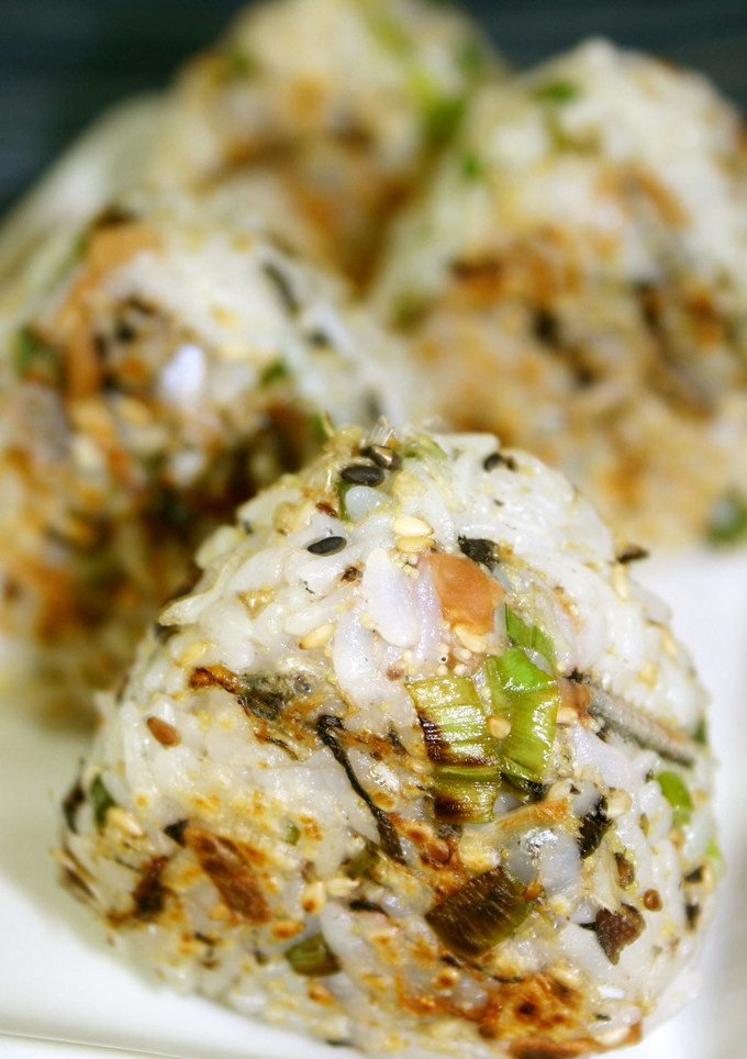 シシャモ・青ネギ・梅の焼きおにぎり-レシピのメイン写真