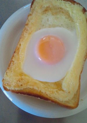 簡単ズボラな目玉焼きパン(∵)/-レシピのメイン写真