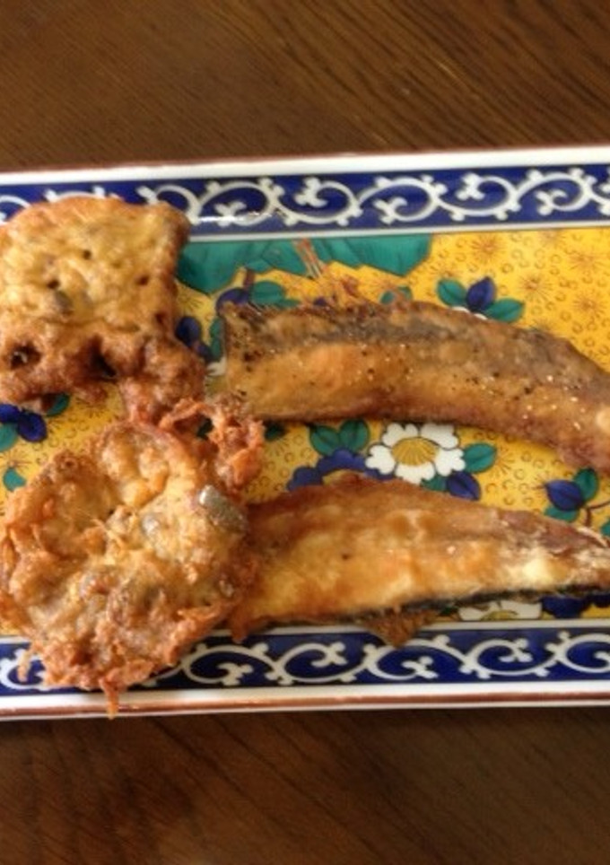 3枚に下ろした魚の骨などを揚げる-レシピのメイン写真