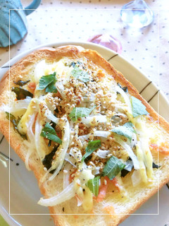 粉わかめ×鮭フレと玉葱のトースト-レシピのメイン写真