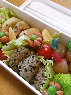 お弁当にホクホクさつまいも餅-レシピのメイン写真