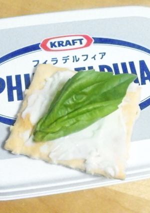 簡単クラッカーにクリームチーズとバジル♪-レシピのメイン写真