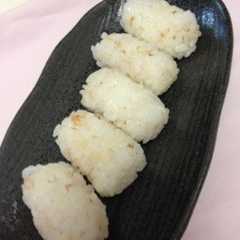 รูปของ 手づかみパクパク★チーズおかかおにぎり★