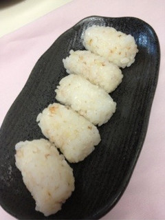 手づかみパクパク★チーズおかかおにぎり★-レシピのメイン写真