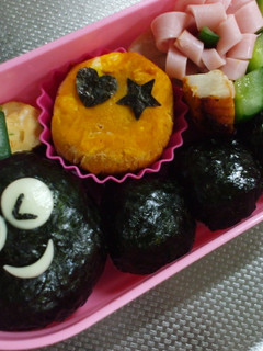 キャラ弁☆食べやすい真っ黒イモムシちゃん-レシピのメイン写真