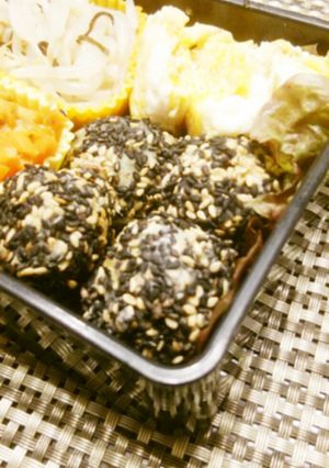 お弁当やおやつに*さつまいもの胡麻団子*-レシピのメイン写真