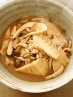 きなこを入れた、シメジとタケノコの煮物-レシピのメイン写真
