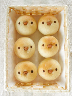 丸パンを簡単に可愛く♡小鳥の顔のパン-レシピのメイン写真
