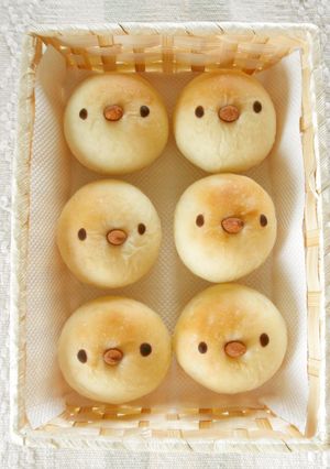 丸パンを簡単に可愛く♡小鳥の顔のパン-レシピのメイン写真
