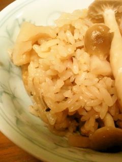 超簡単レンコンとしめじの炊き込みご飯。-レシピのメイン写真