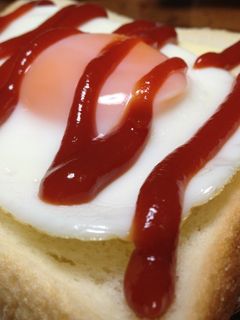 ケチャラー目玉焼きパン♡-レシピのメイン写真