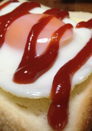 ケチャラー目玉焼きパン♡-レシピのメイン写真