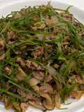 豚こまとしめじの大葉塩昆布炒め