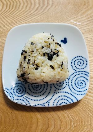 簡単☆塩こんぶとごま油入りおにぎり-レシピのメイン写真