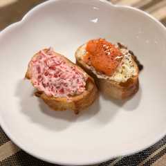 รูปของ 焼バゲットにクリチ+カリカリ梅/スモークサーモン