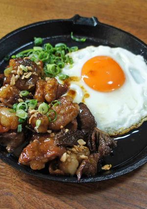 ホルモン目玉焼き-レシピのメイン写真
