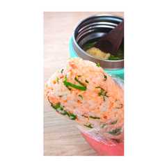 รูปของ 春キャベツ和風スープと鮭と大葉のおにぎり