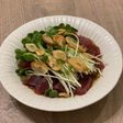 カツオの刺身withにんにくチップ