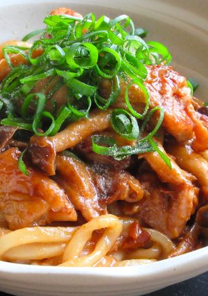 鶏もも肉としめじのにんにく醤油混ぜうどん-レシピのメイン写真