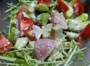 冷凍アボカドと、豆苗と、ミニトマトサラダ-レシピのメイン写真