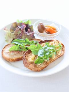 【ライ麦パンとルッコラのオープンサンド】-レシピのメイン写真