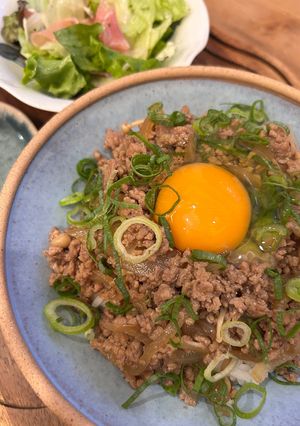 玉ねぎとえのきの甘辛すき焼きそぼろ丼-レシピのメイン写真